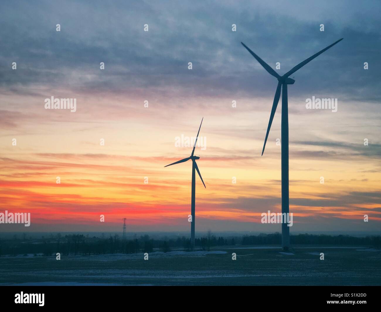 Zwei der insgesamt neun ZEP Windpark Ganaraska Windräder im Sonnenuntergang in der Nähe von Portland, Ontario, Kanada - Smartphone-aufgenommenes Stockfoto