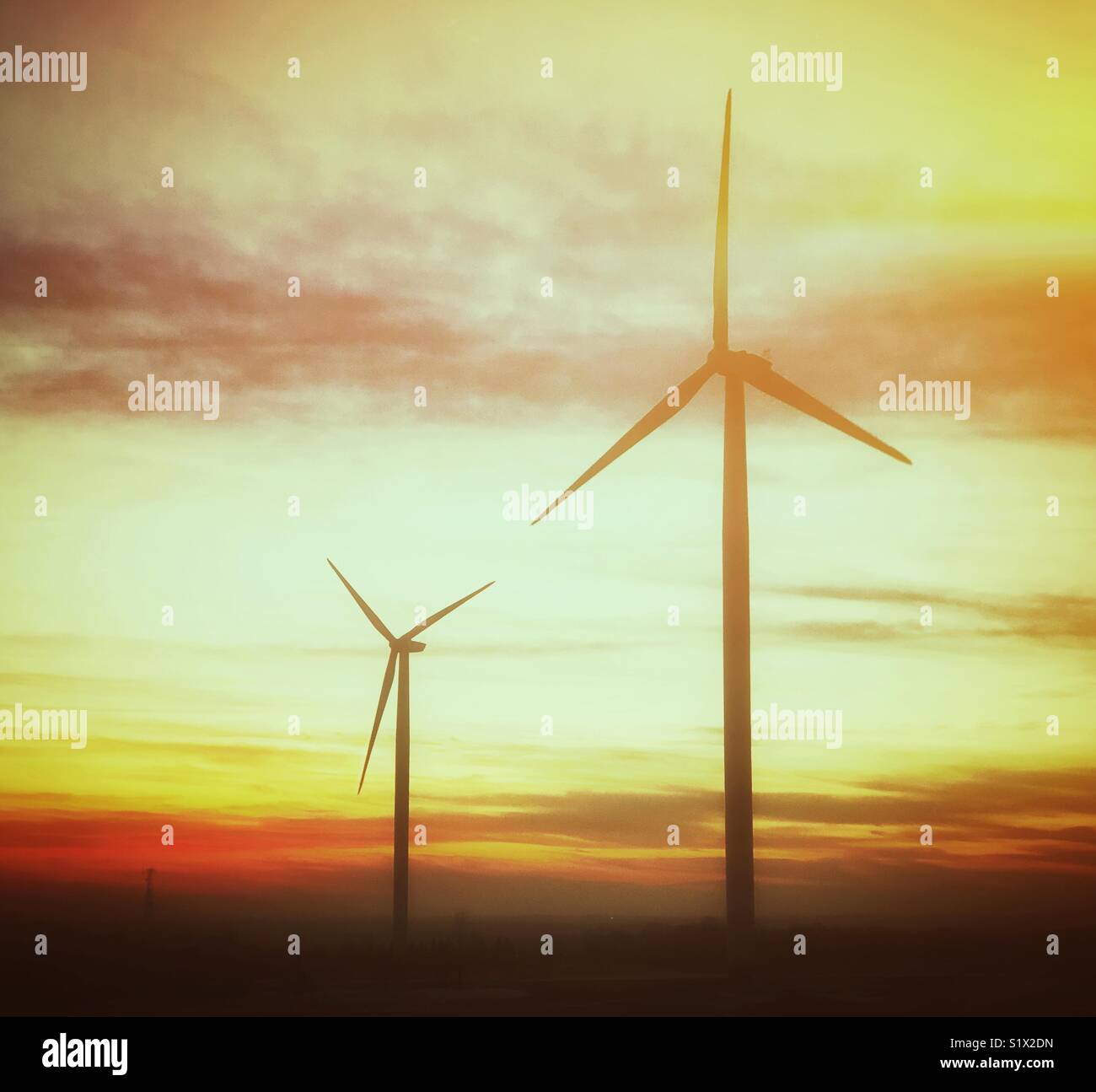 Zwei der insgesamt neun ZEP Windpark Ganaraska Windräder im Sonnenuntergang in der Nähe von Portland, Ontario, Kanada - Smartphone-aufgenommenes Stockfoto