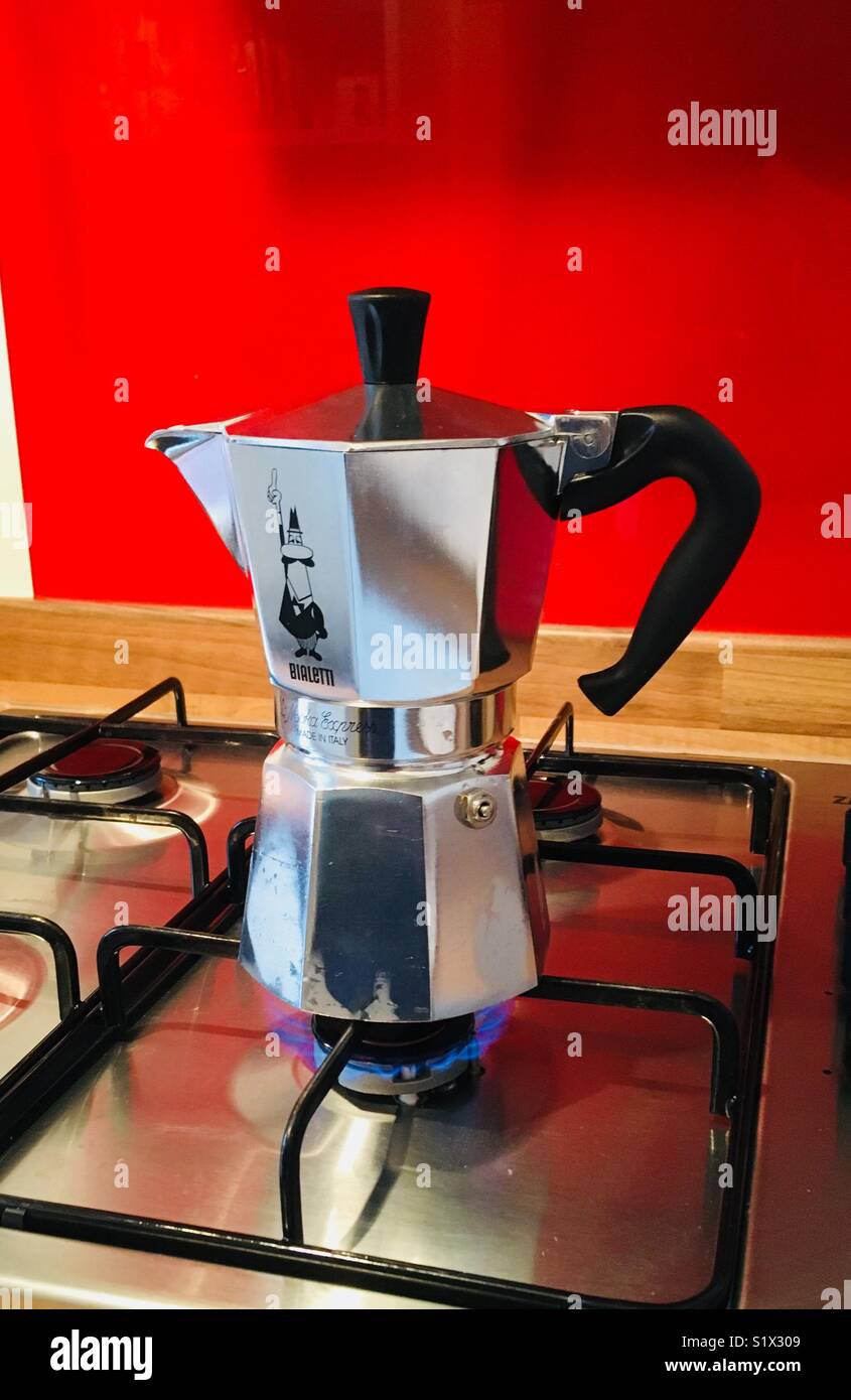 Italienische Bialetti Kaffeemaschine Heizung auf Gas Flamme Stockfotografie  - Alamy