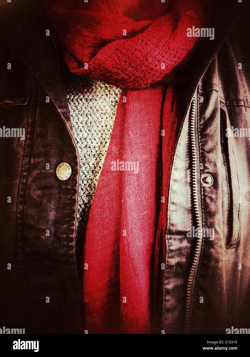 Person, eine offene Jacke, roter Schal und grüner Jumper, Mittelteil - Smartphone-aufgenommenes Stockfoto