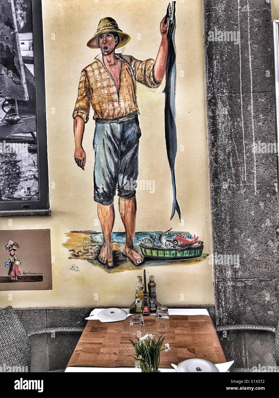 Tisch für das Mittagessen in einem Restaurant in der historischen Rua Santa Maria, Santa Maria Street, Funchal, Madeira, Portugal - Smartphone-aufgenommenes Stockfoto
