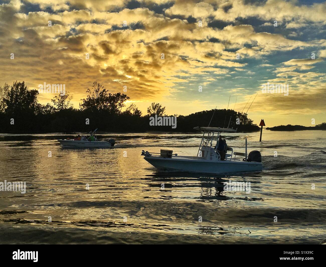 Boote zurück in Tarpon Springs bei Sonnenuntergang Stockfoto