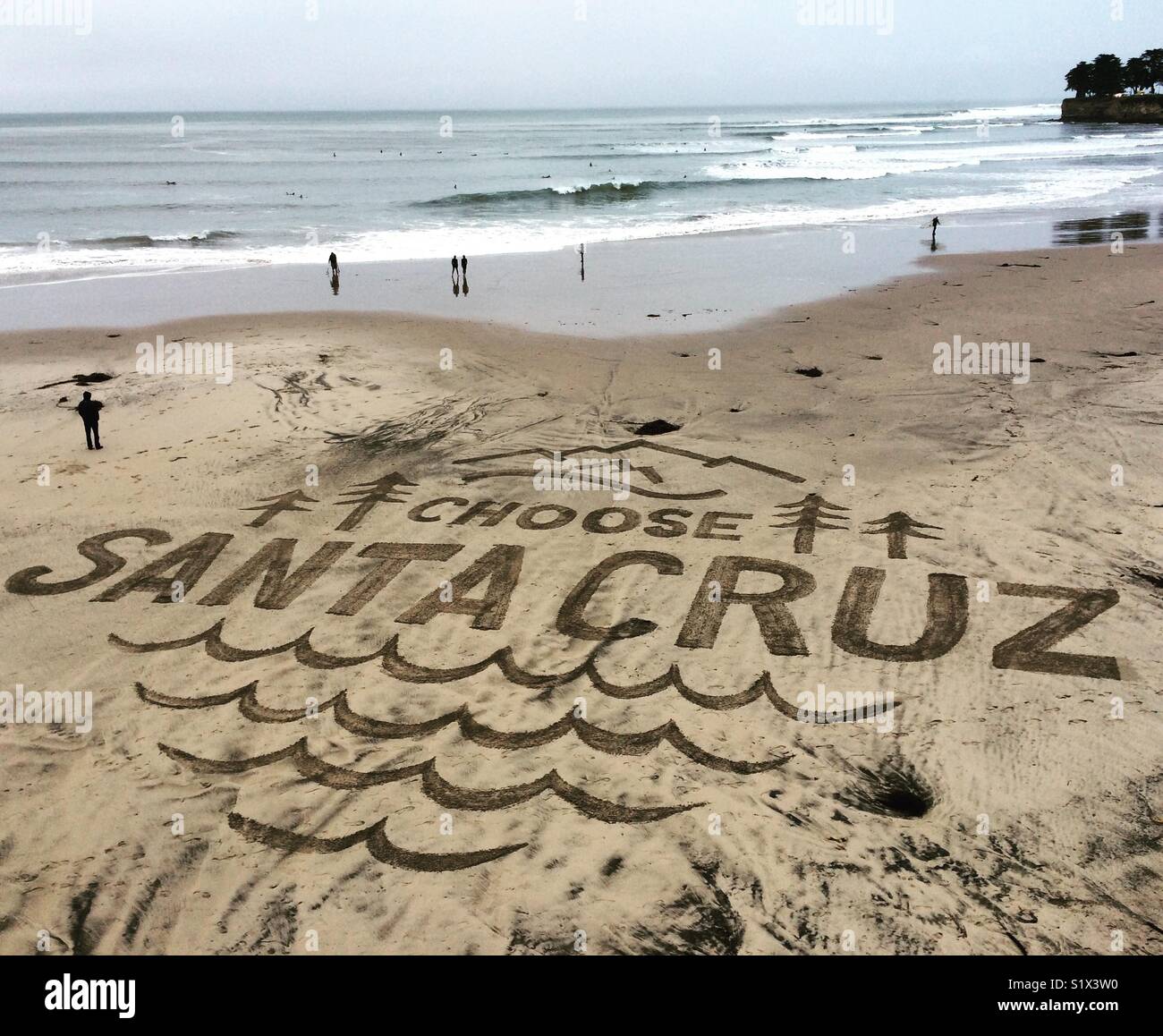 Wählen Sie "Santa Cruz" im Sand an der Cowell Beach, Santa Cruz, Kalifornien geschrieben Stockfoto