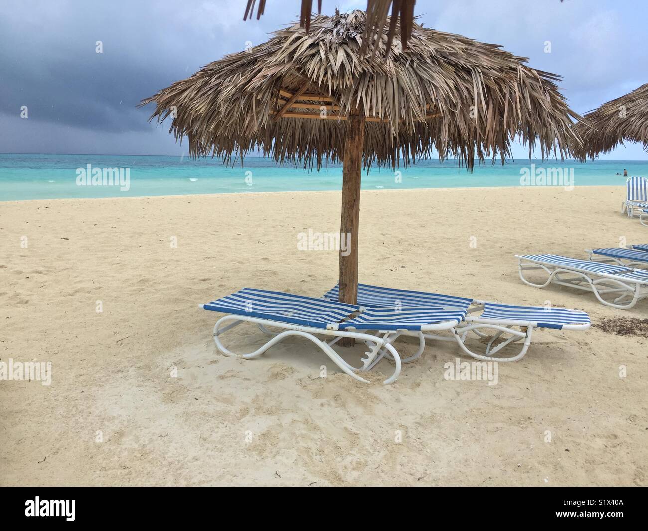 Blau liegen auf einem leeren Strand in Varadero, Kuba, an einem regnerischen Tag Stockfoto