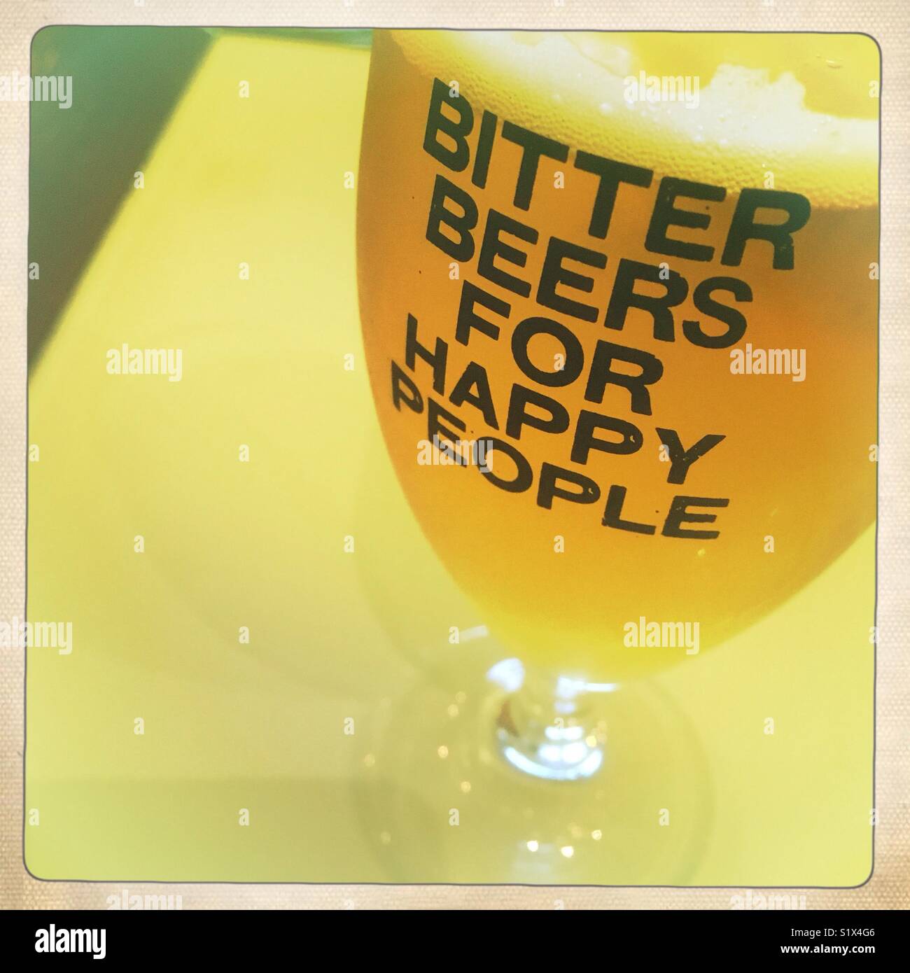 Bier Glas mit der Meldung bittere Biere für fröhliche Menschen - Smartphone-aufgenommenes Stockfoto