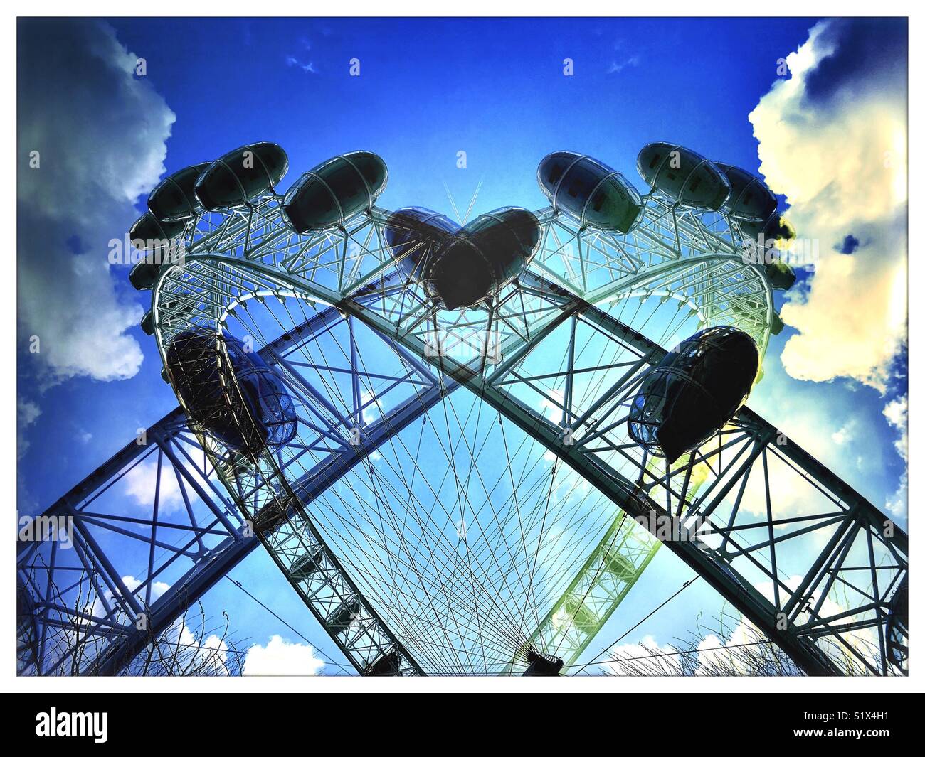 Double Exposure Effekt des London Eye, reflektiert eine Herzform gegen einen bewölkten Himmel zu machen. Stockfoto
