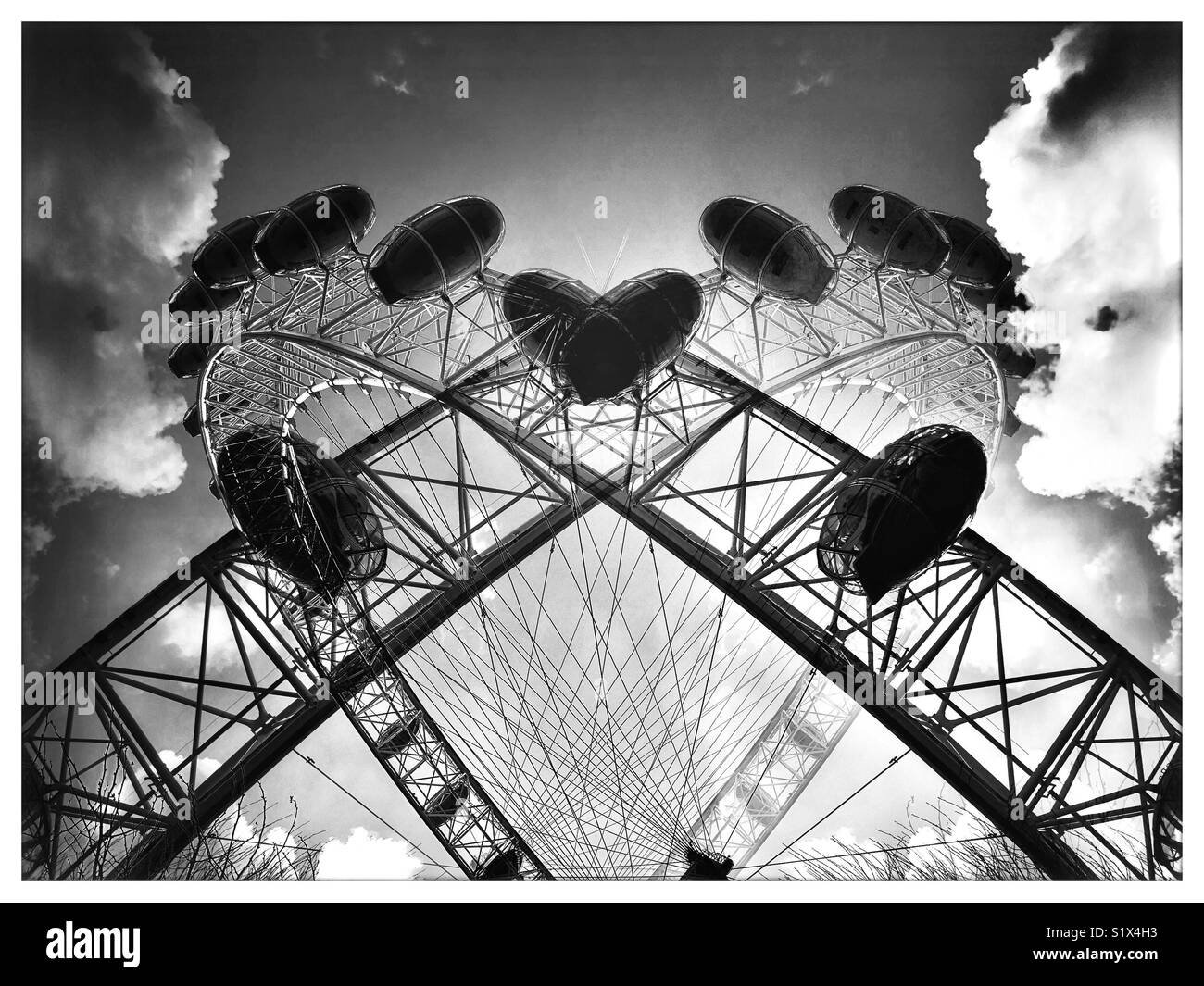 Schwarz und Weiß Double Exposure Effekt des London Eye, reflektiert eine Herzform gegen einen bewölkten Himmel zu machen. Stockfoto