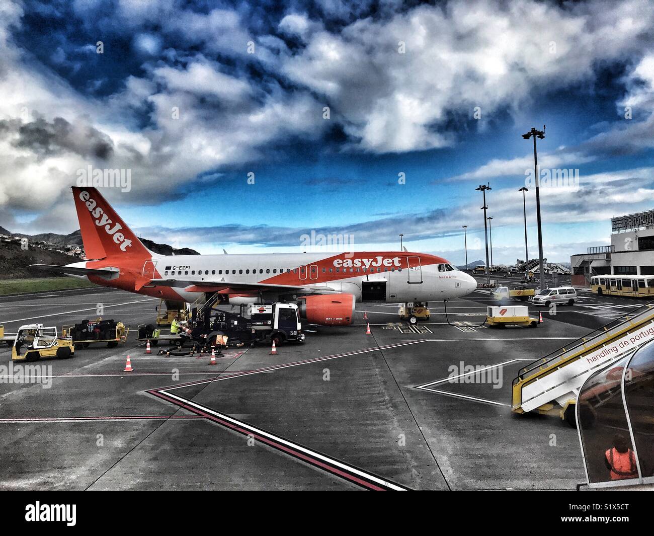 EasyJet Flugzeug auf der Rollbahn am Flughafen von Funchal auf der Insel Madeira, Portugal Stockfoto