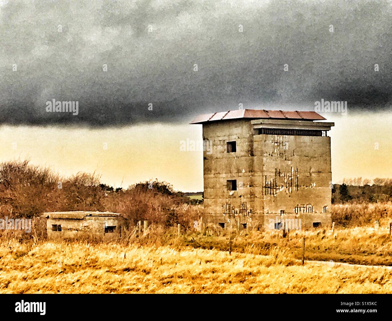 Ersten Weltkrieg Bunker (rund) und Zweiten Weltkrieg Aussichtsturm, East Lane, Bawdsey, Suffolk, England. - Smartphone-aufgenommenes Stockfoto