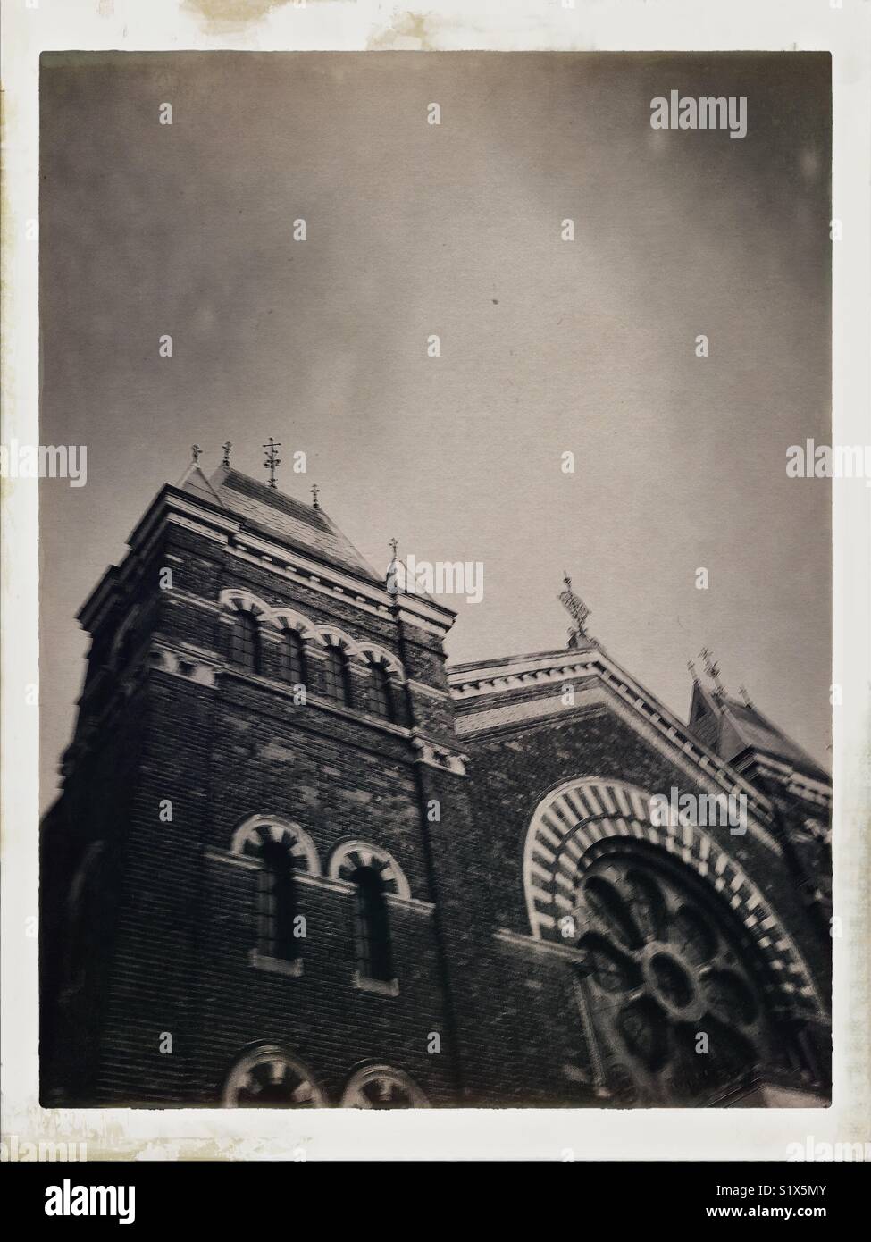 Gotische Kirche in Hackney im Osten Londons. Foto bearbeitet es eine Vintage Look zu geben. - Smartphone-aufgenommenes Stockfoto