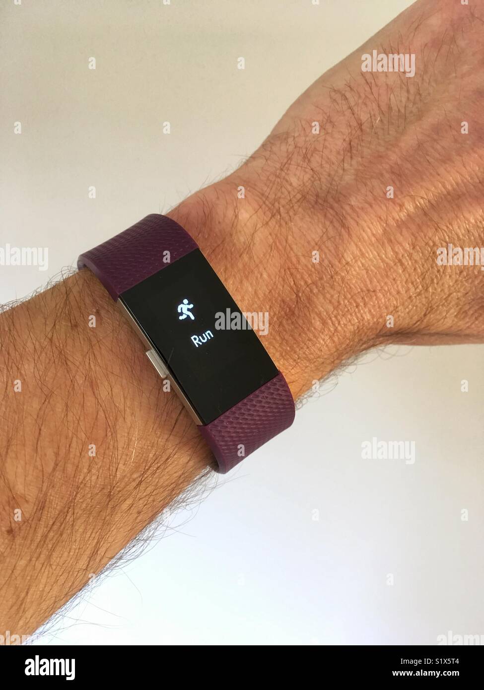 Ein fitbit am Handgelenk der Mann zur Ausführung bereit Stockfotografie -  Alamy