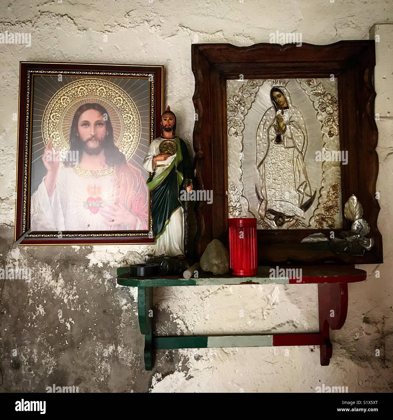 Bilder vom Heiligen Herzen Jesu Christi, der heiligen Apostel Judas Thaddäus und Unserer Lieben Frau von Guadalupe einen Altar in Puebla, Mexiko dekorieren - Smartphone-aufgenommenes Stockfoto