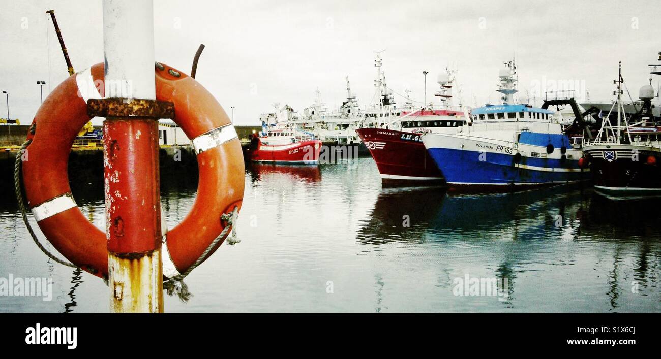 Fischerboote im Hafen von Fraserburgh, Schottland, Großbritannien - Smartphone-aufgenommenes Stockfoto