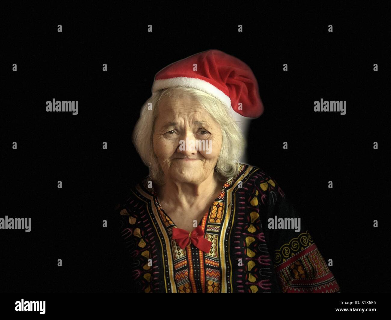 Porträt der alten Frau mit Weihnachtsmütze Stockfoto