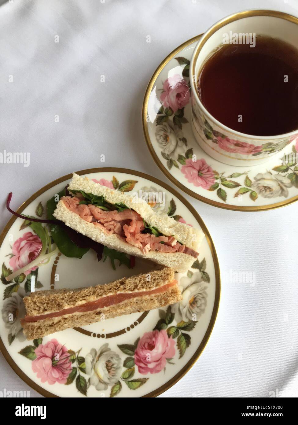 Sandwiches und eine Tasse wenn Tee. Tee am Nachmittag behandelt. Stockfoto