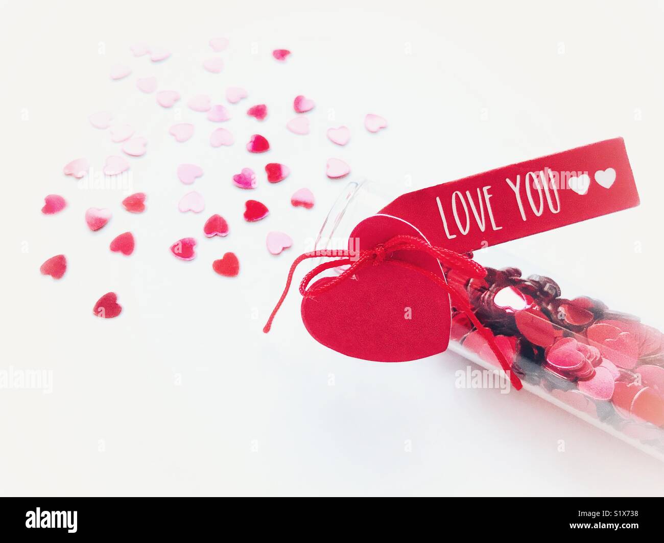 Rote herzförmige Tabelle besprüht, eine Dekoration für Valentinstag Stockfoto