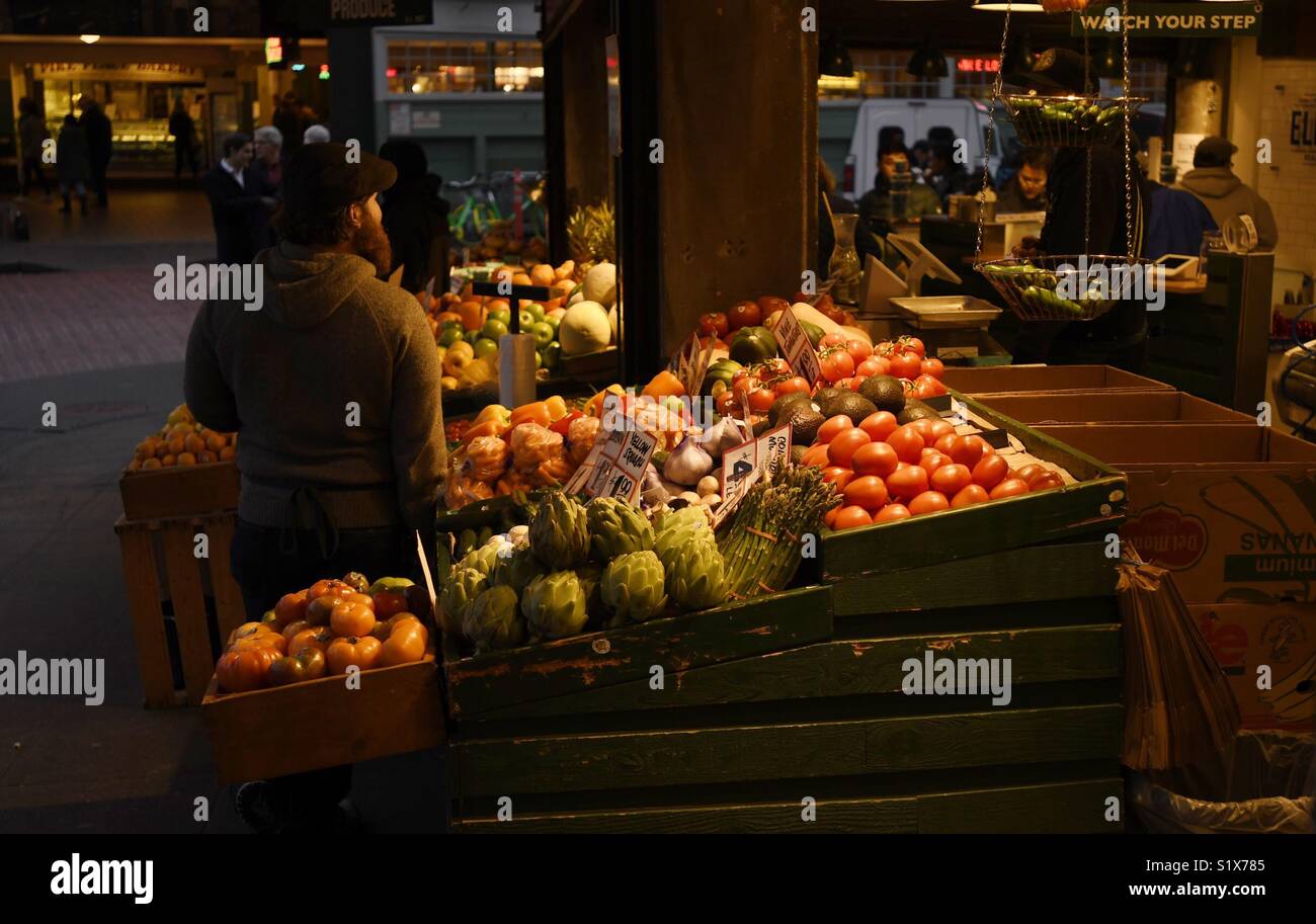 Abend Gemüsestand, Pike Place Market, Seattle iconic Farmers Market - Smartphone-aufgenommenes Stockfoto