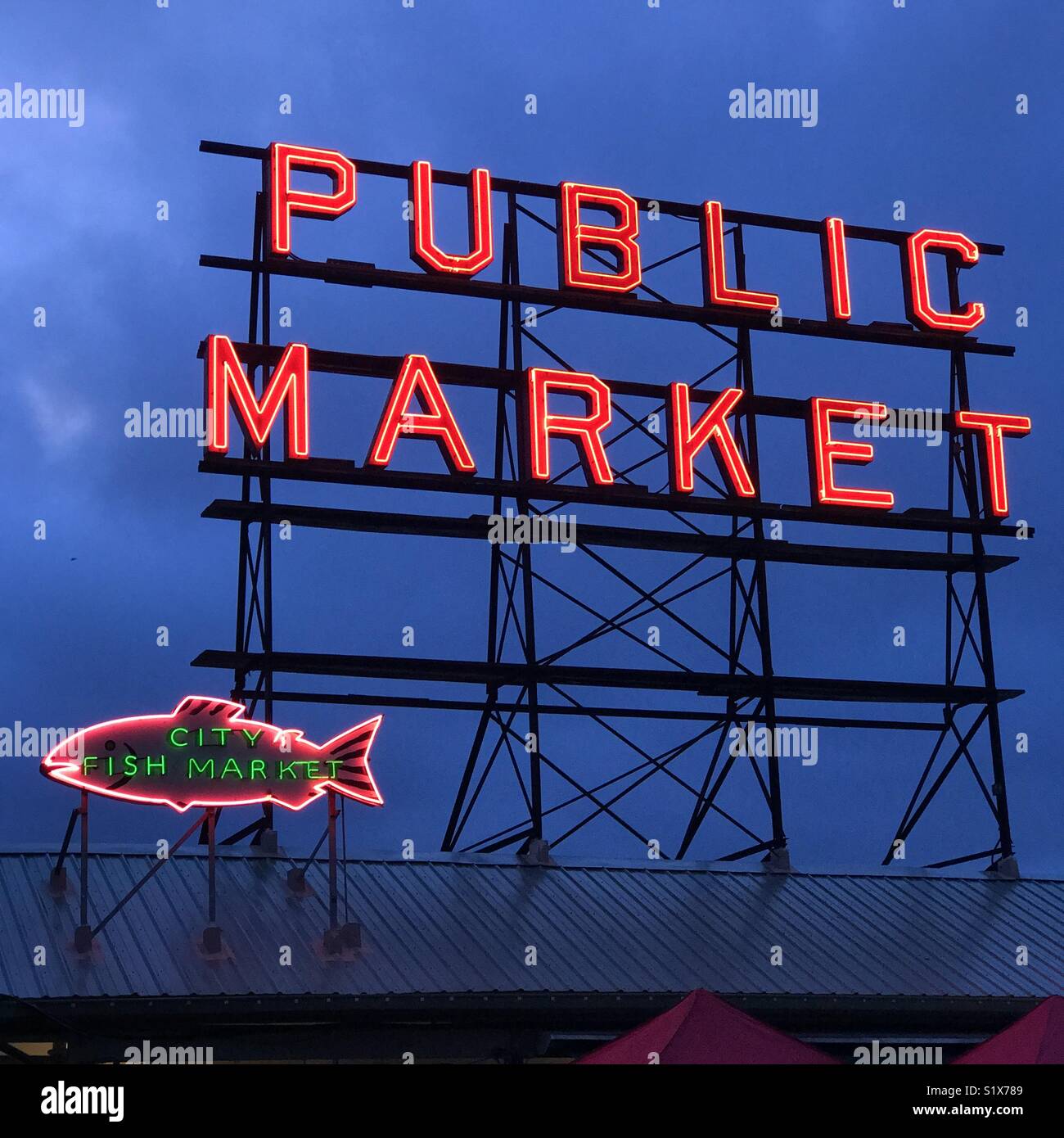 Pike Place Market, Seattle iconic Farmers Market, Dämmerung und Leuchtreklamen - Smartphone-aufgenommenes Stockfoto