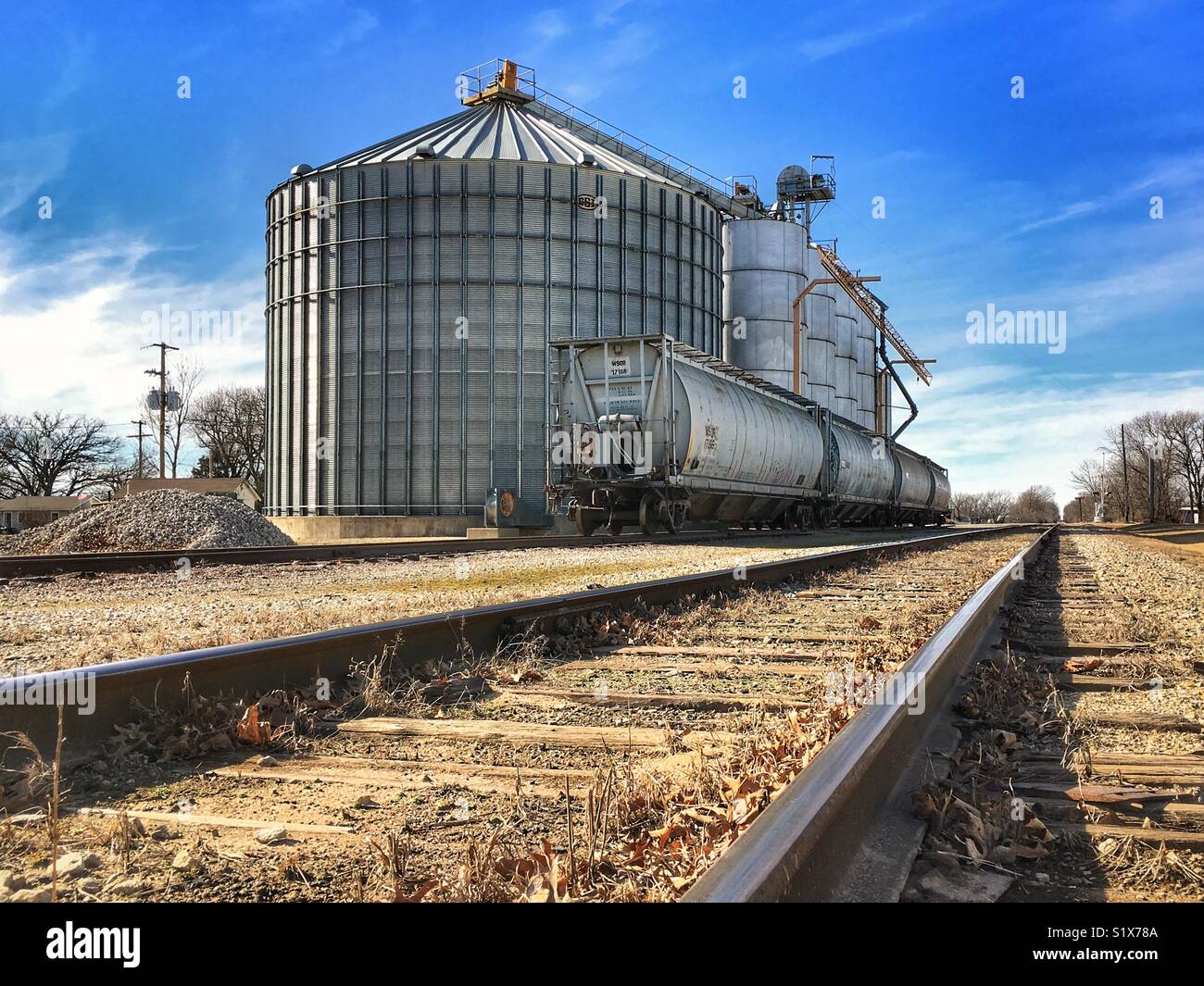 Zug geparkten Autos auf Schienen neben Korn bins in Kansas. Stockfoto