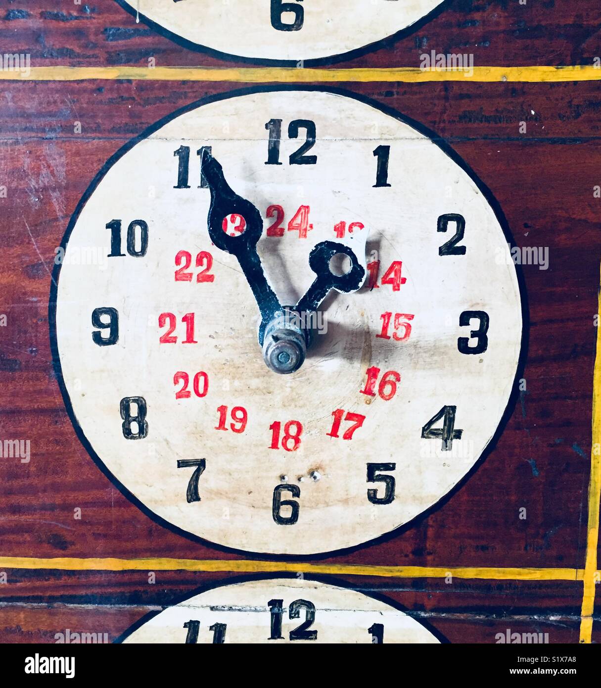 Alte hölzerne Uhr zeigt die Zeit der Abfahrt auf einem Bahnhof in Sri Lanka Stockfoto