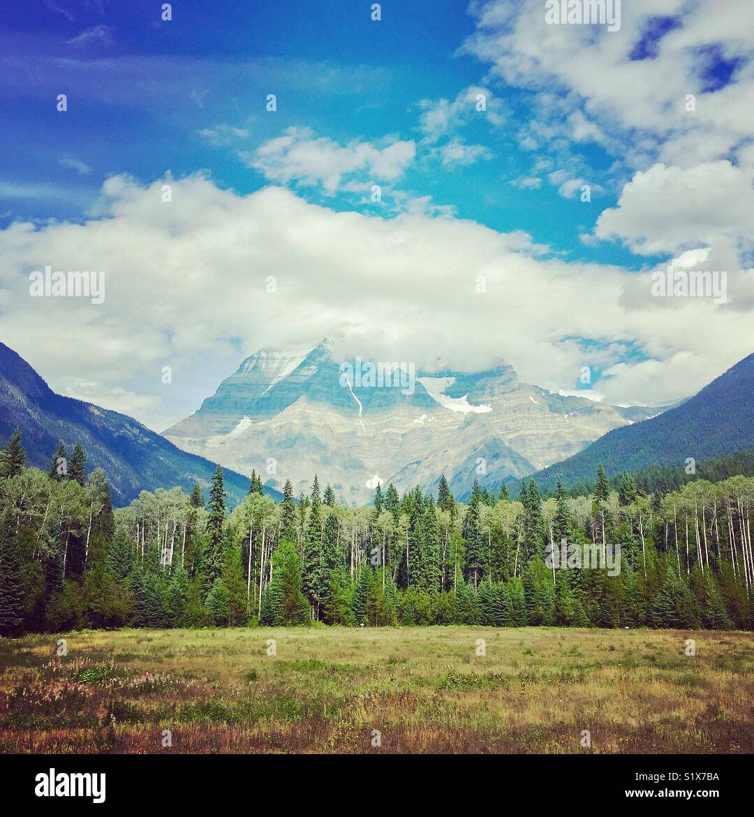 Klassische kanadische Szene eines Berges mit Cloud auf der Oberseite - Smartphone-aufgenommenes Stockfoto