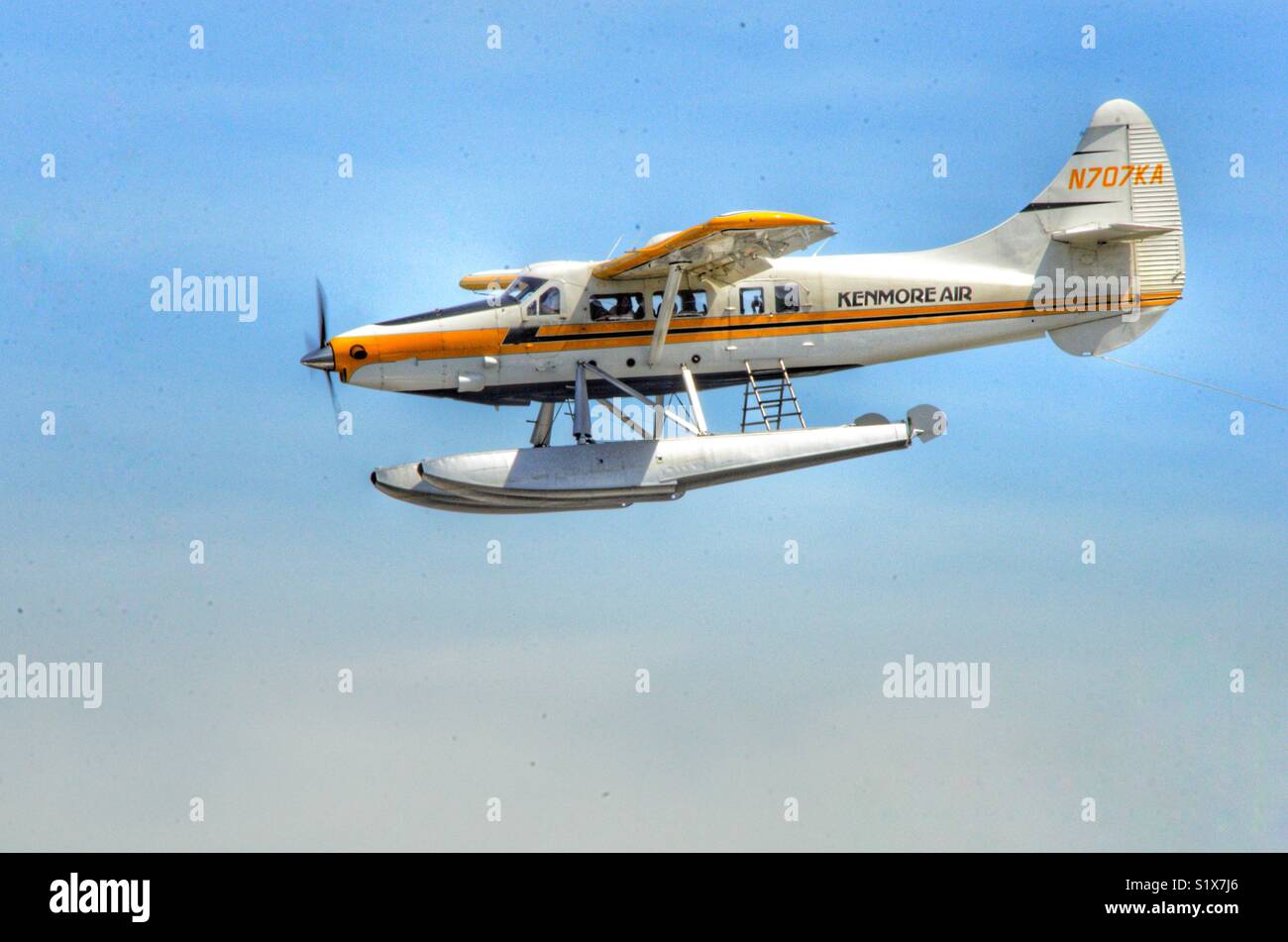 Kenmore Air Sea Flugzeug Landung auf den Union See - Smartphone-aufgenommenes Stockfoto