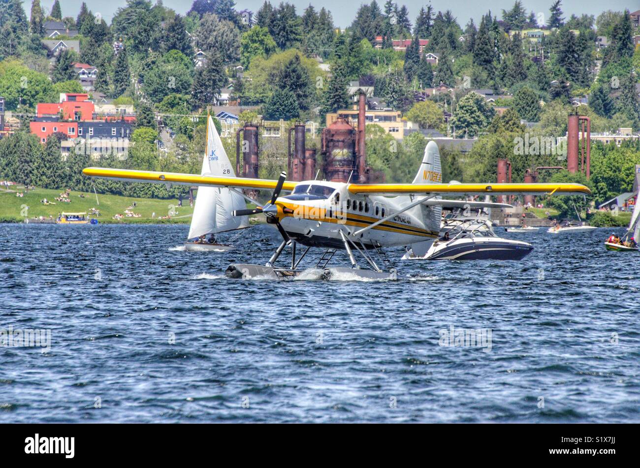 Sea Plane das Rollen nach der Landung auf dem Lake Union in Seattle, Washington. Gaswerk Park im Hintergrund. Boote rund um auf dem Wasser - Smartphone-aufgenommenes Stockfoto