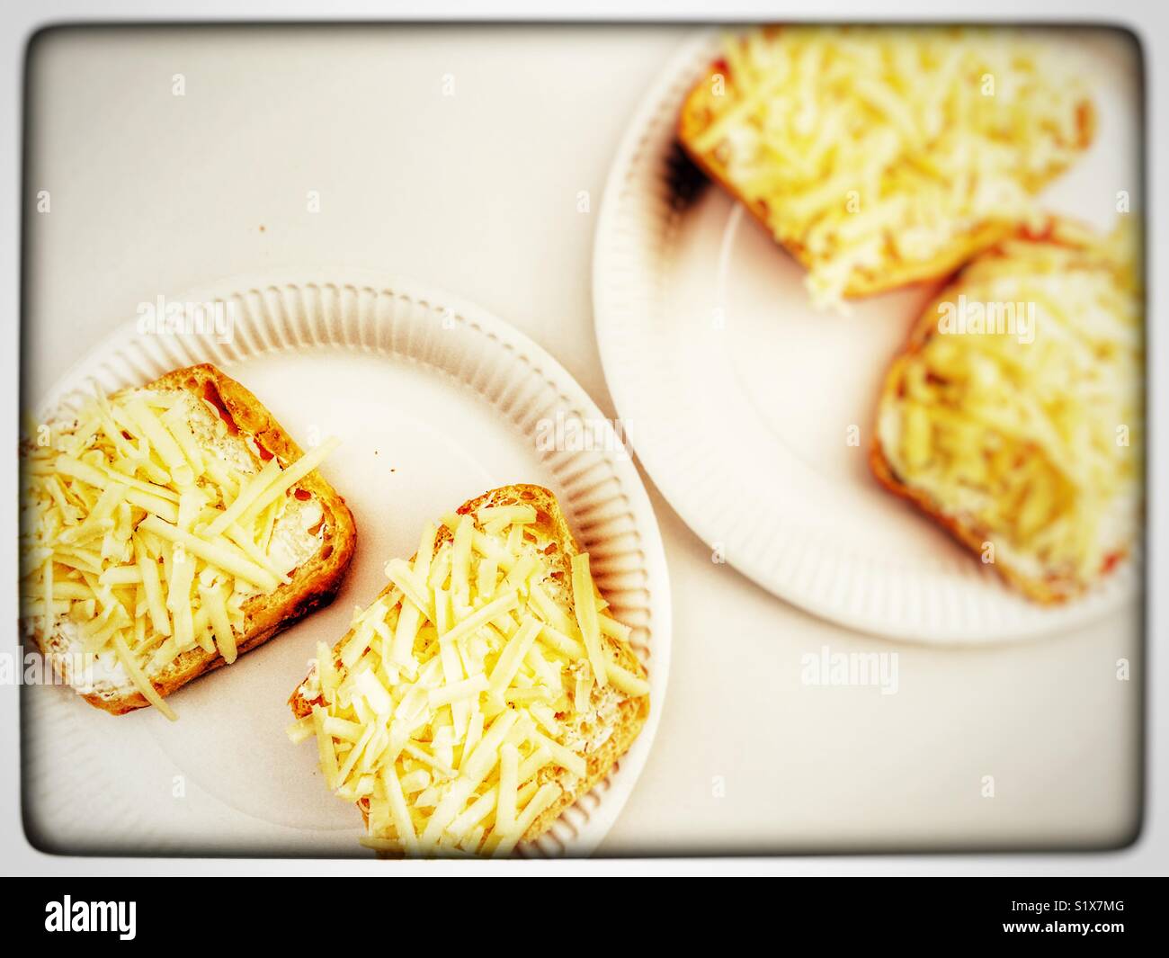 Geriebener Cheddar Käse Brötchen - Smartphone-aufgenommenes Stockfoto