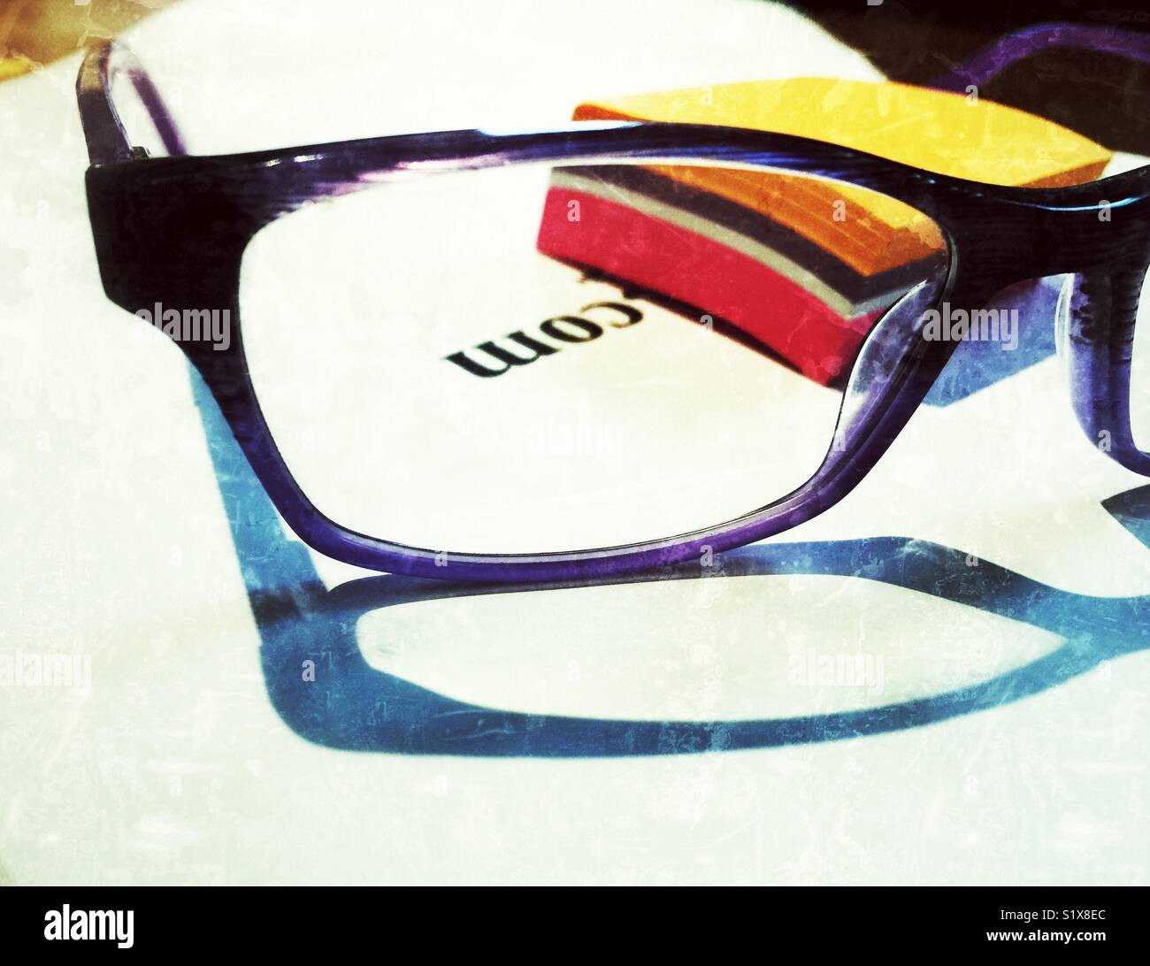 Dot Com durch die Brille Stockfoto