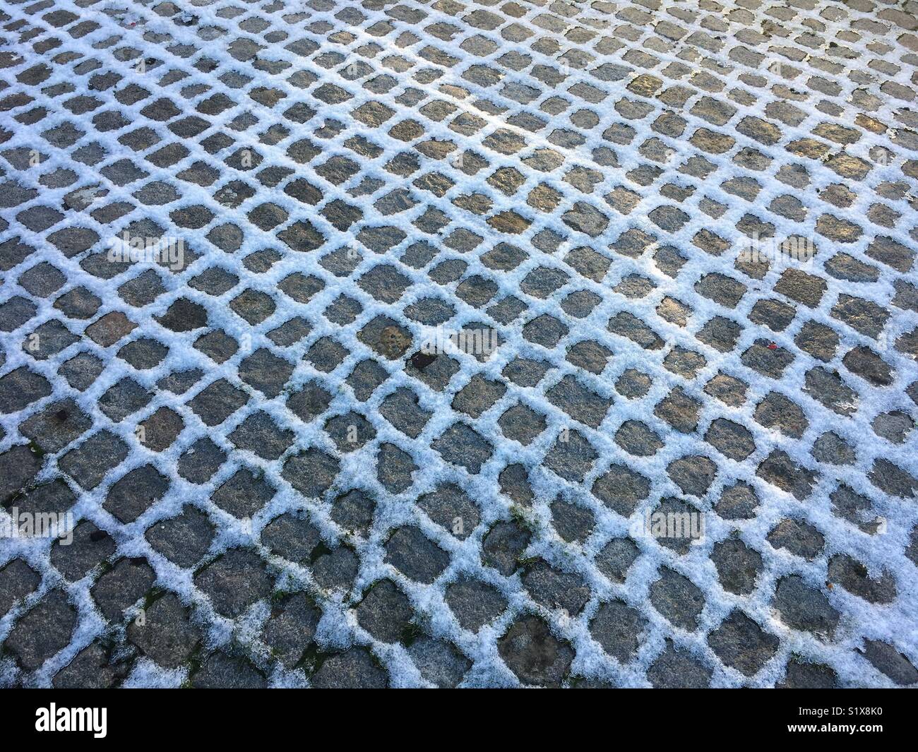 Schnee Muster mit Stein Block auf dem Boden, kalte Winter, Norfolk, Großbritannien Stockfoto