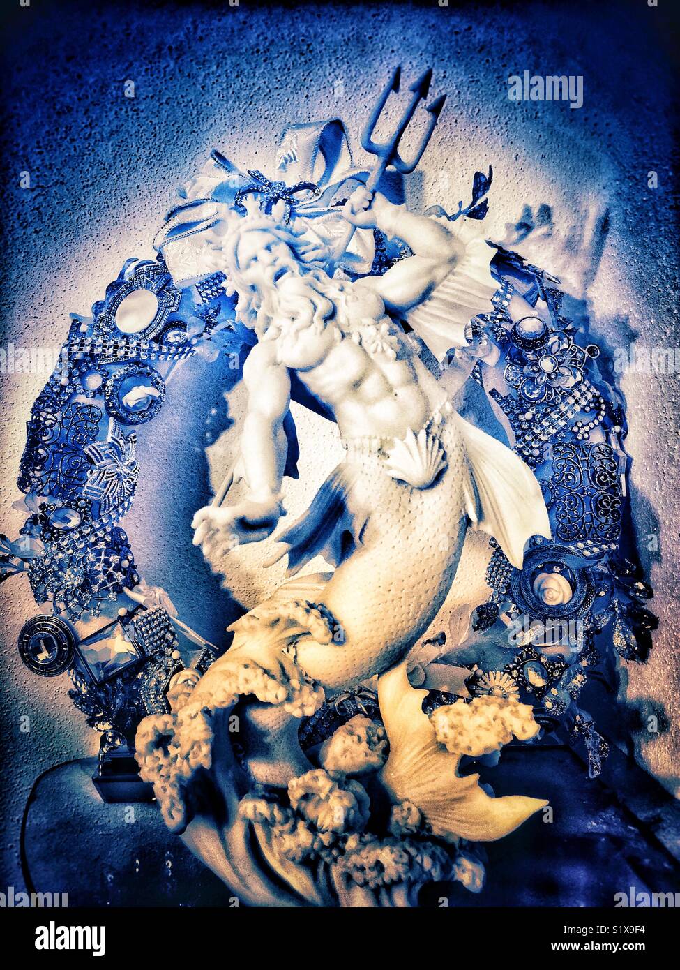 Poseidon Statue mit eklektischen Kranz im Hintergrund - Smartphone-aufgenommenes Stockfoto