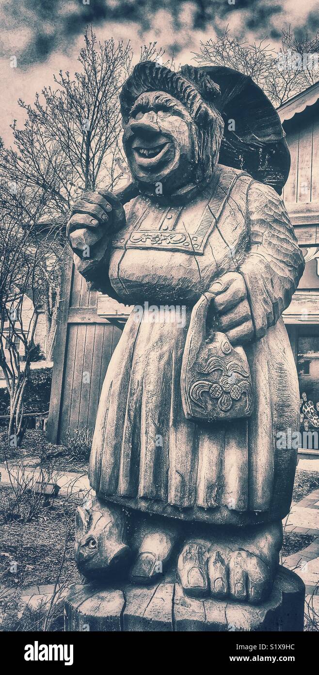 Holzschnitzerei von Troll Frau mit Schwein und Dach - Smartphone-aufgenommenes Stockfoto