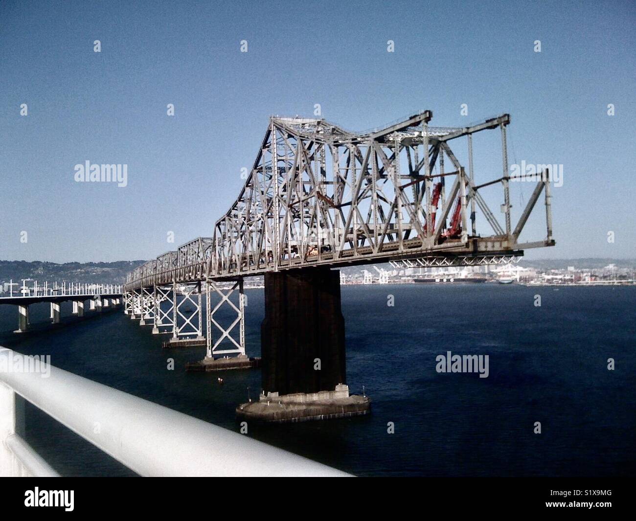 Abriss der Old Bay Bridge mit dem dahinter liegenden Oakland Port, Blick von der New Bay Bridge, San Francisco Bay, Kalifornien, USA. Stockfoto
