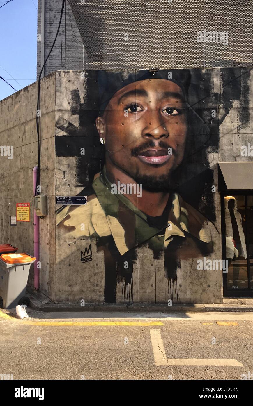Eine Straße Malerei von verstorbenen Musiker und Rapper 2Pac in Seoul, Südkorea Stockfoto