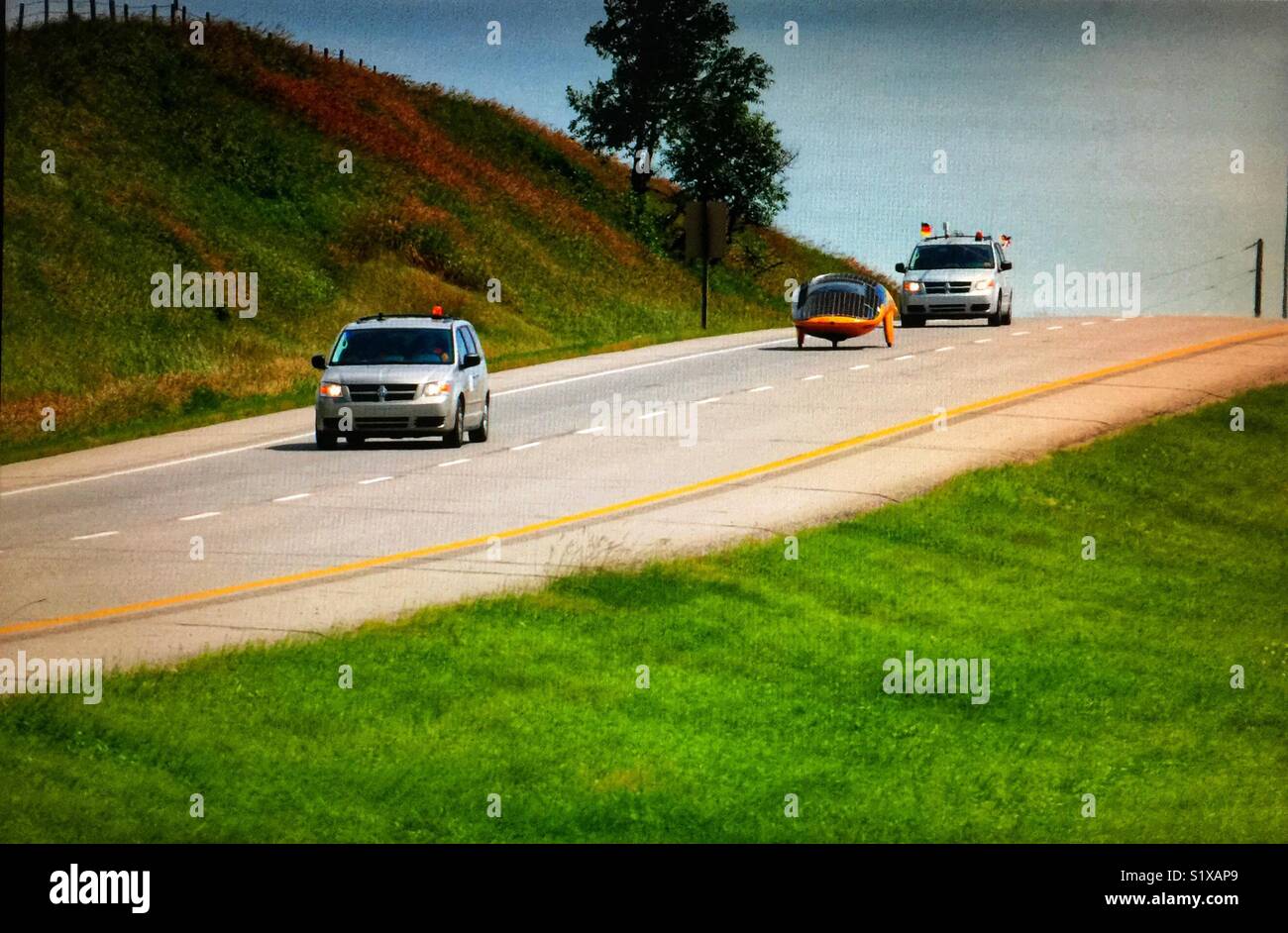 Solar Auto und zwei Benzin Fahrzeuge Stockfoto