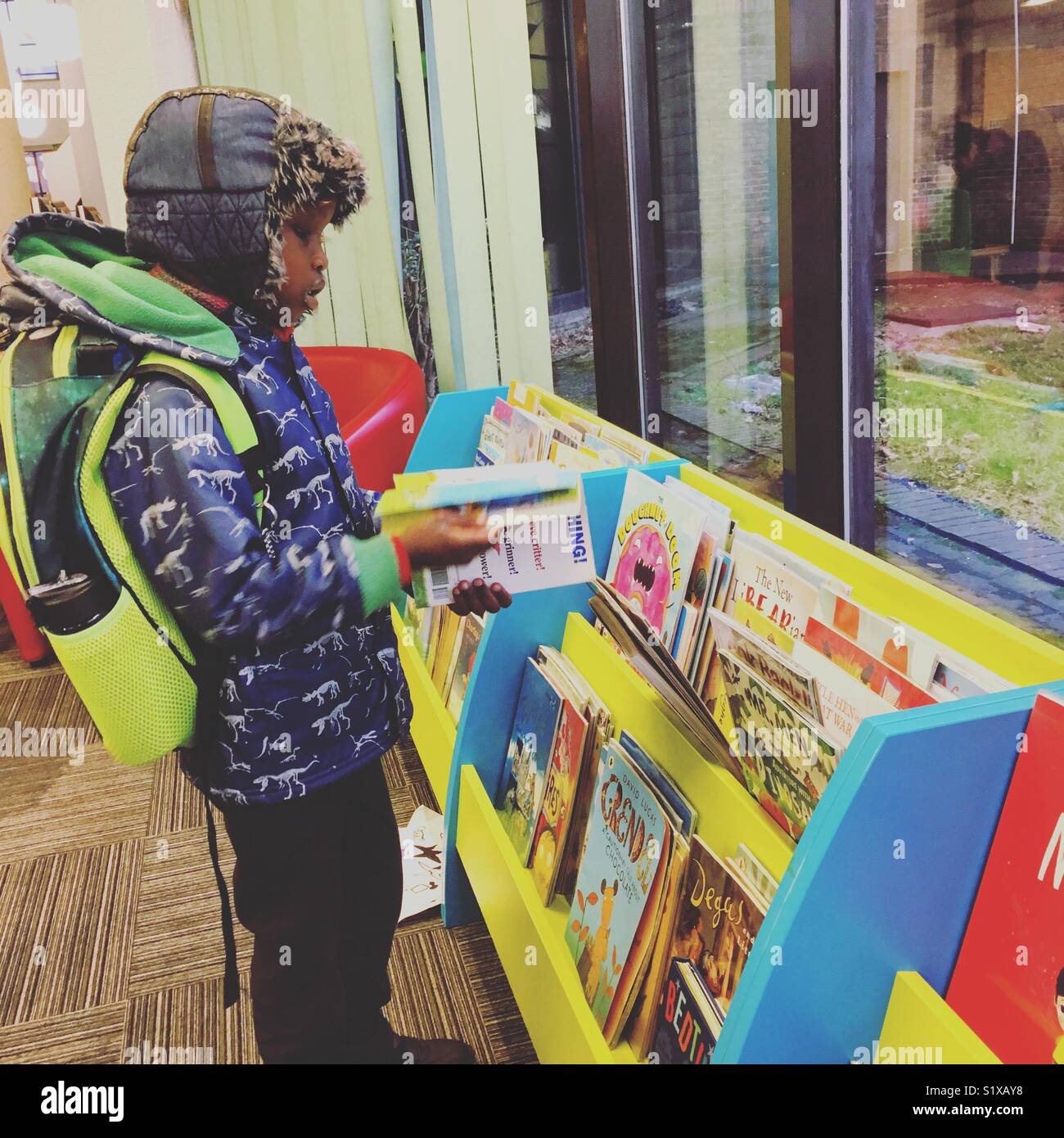 Junge lesen Sie ein Buch in der Bibliothek. Stockfoto