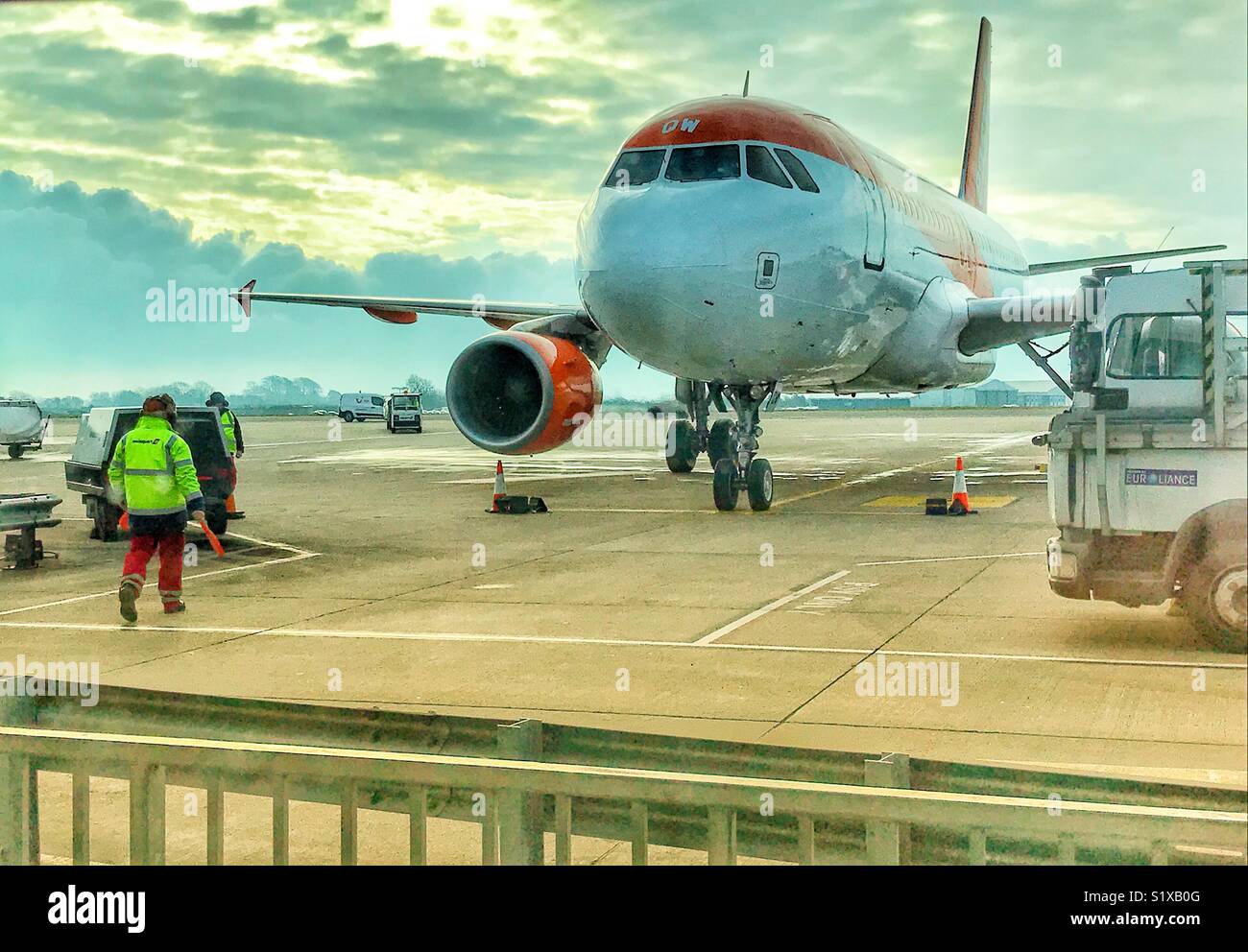 EasyJet Flugzeug in Bristol Flughafen ankommen mit Bodenpersonal mit Paddeln Sie auf dem Messestand Stockfoto