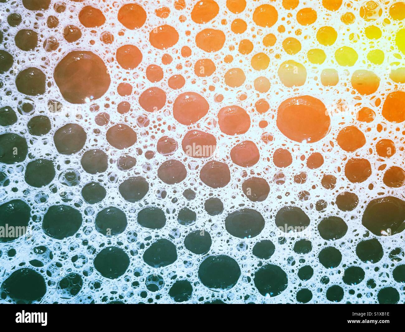 Nahaufnahme von schaumbad Blasen mit Rainbow Lichteffekt Stockfoto