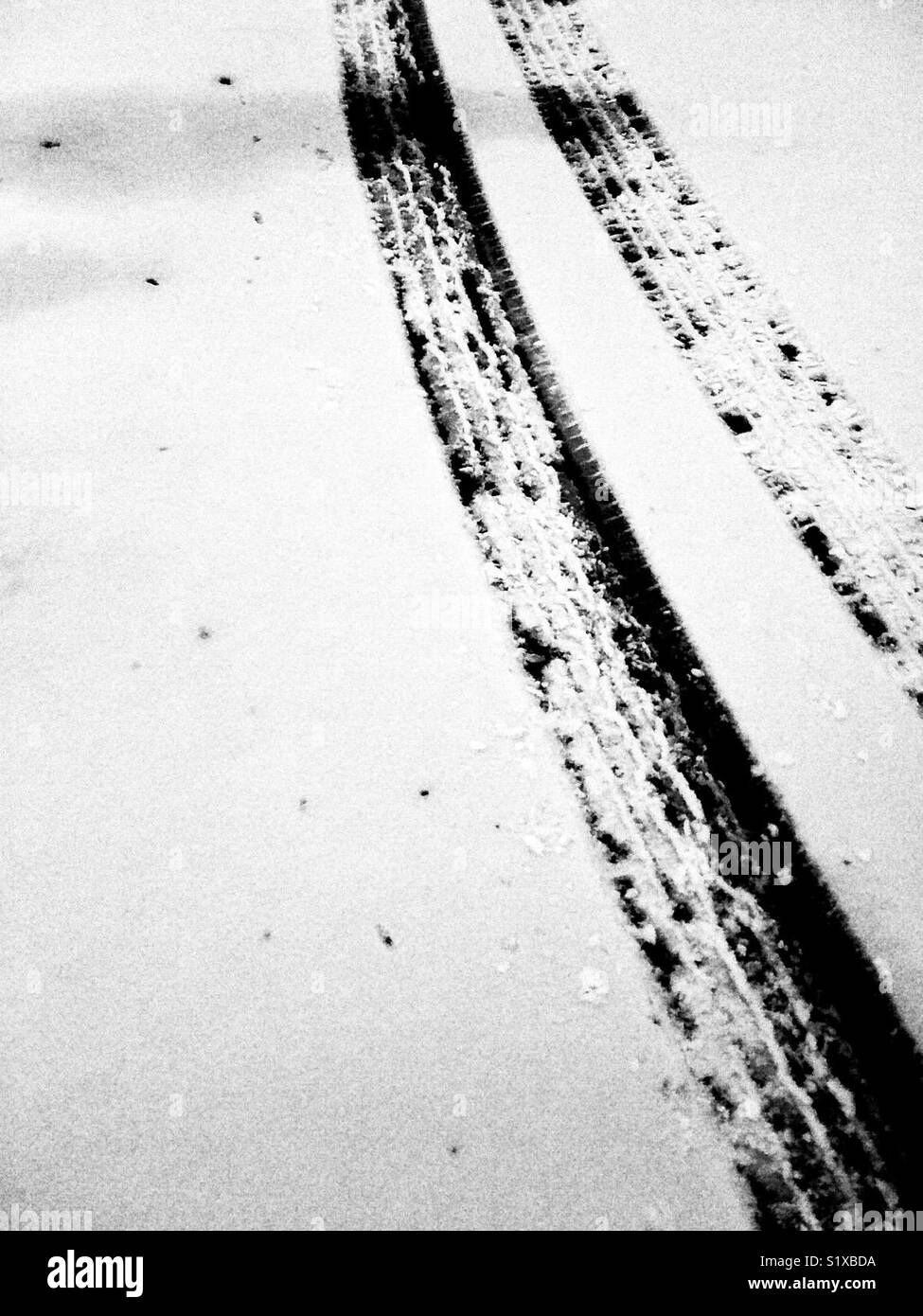Reifenspuren im Schnee. Stockfoto