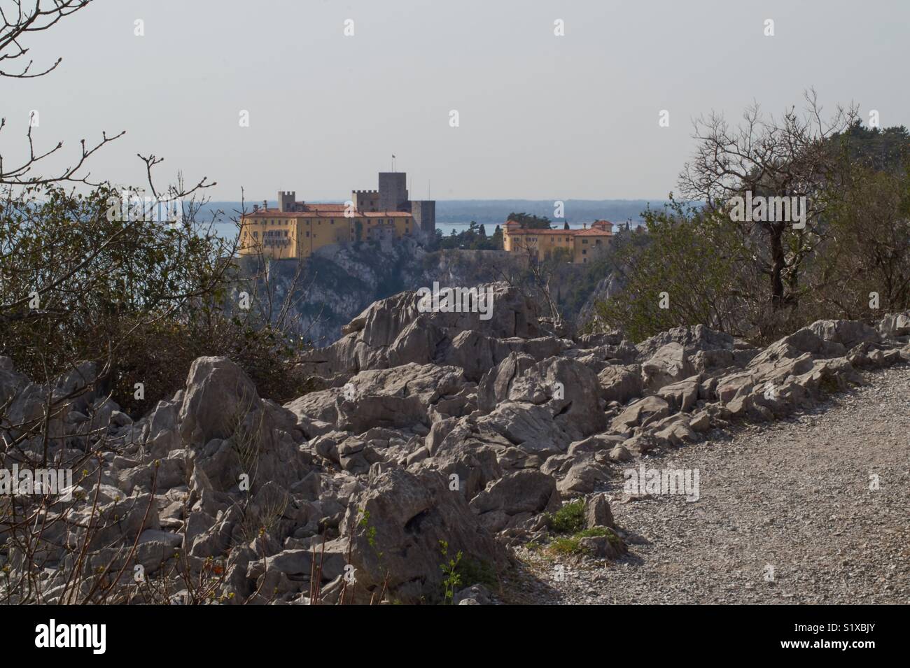 Castello di Duino attraverso percorso roccioso Stockfoto