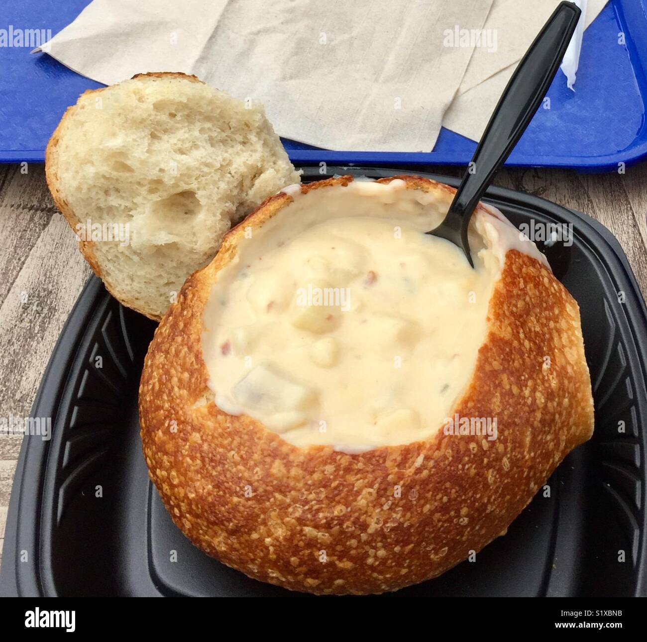 Kartoffel Suppe in einer Brot Schüssel für Mittagessen Stockfoto