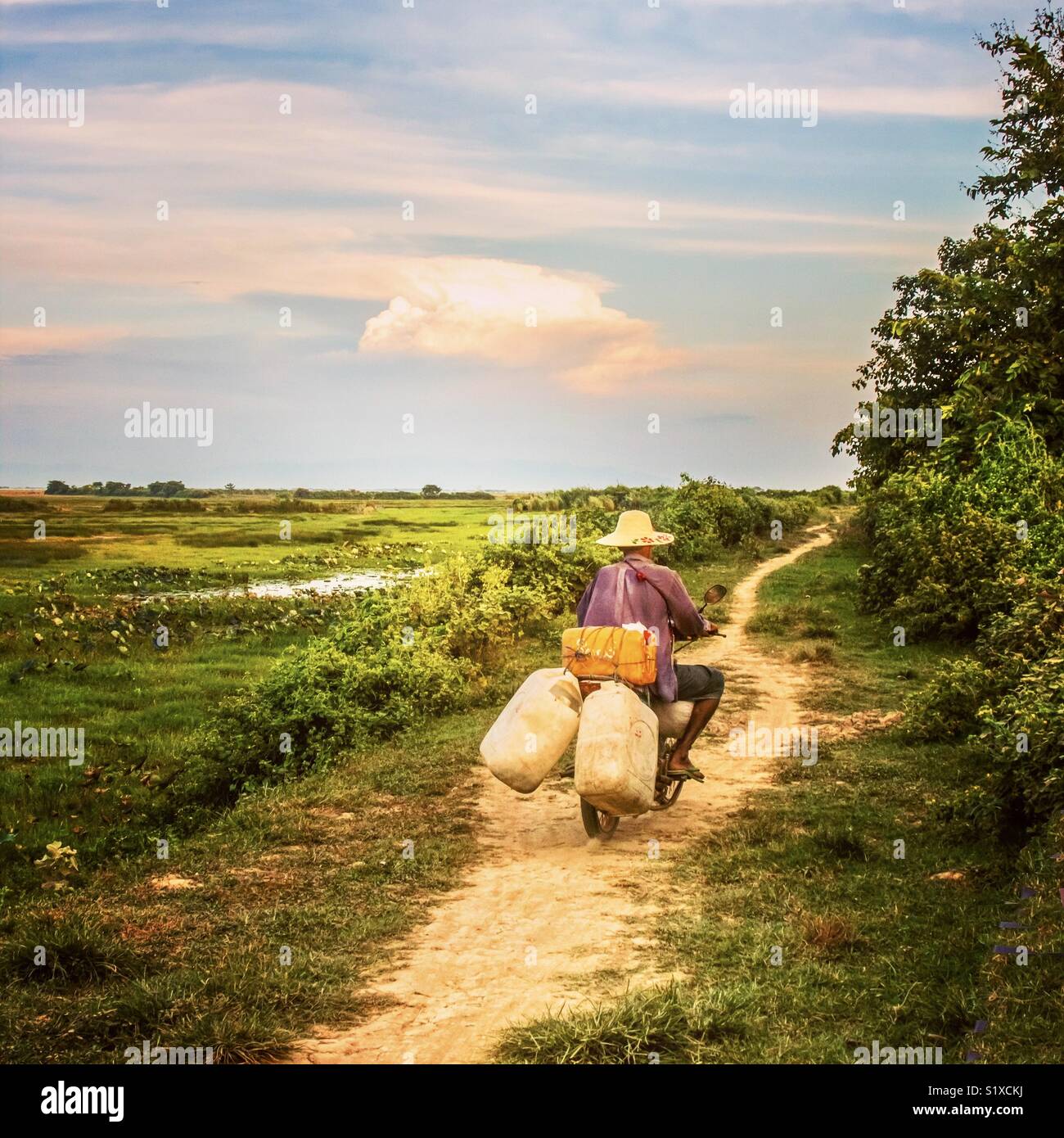 Motorrad fahren, Moeyungyi Feuchtgebiete, Myanmar Stockfoto