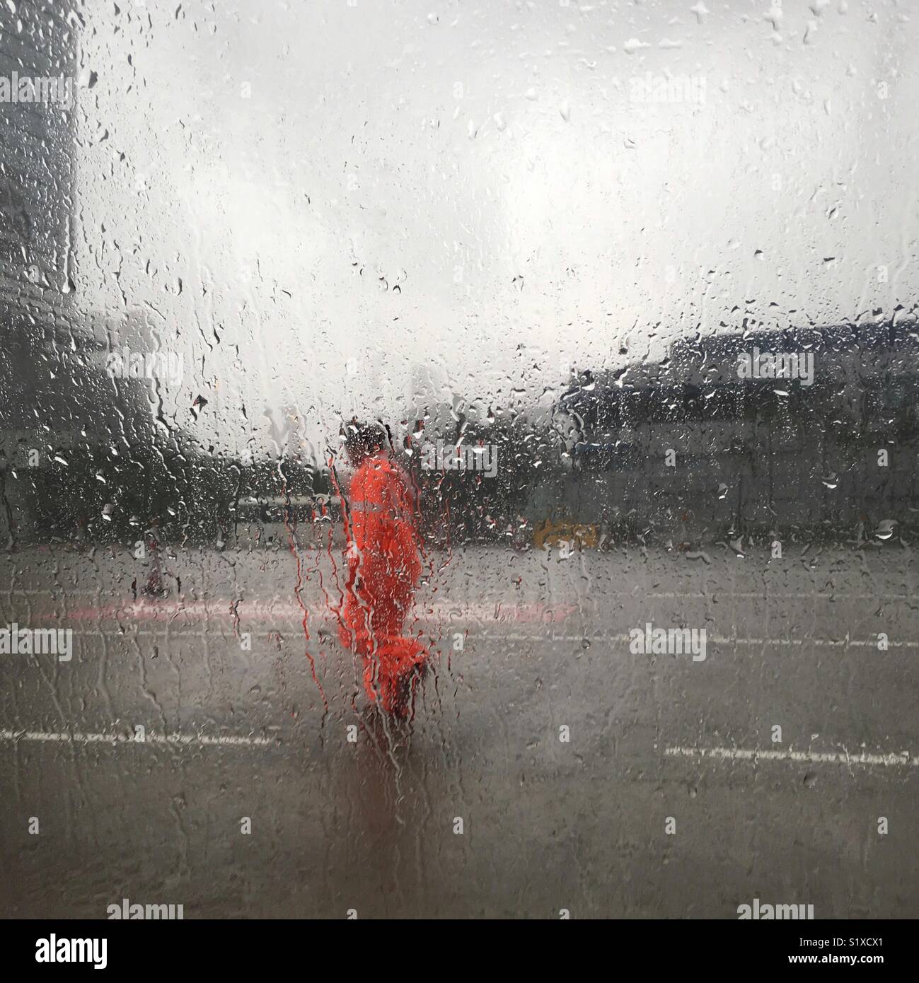 Autobahnen Arbeiter im Regen aus einem Auto gesehen. Stockfoto