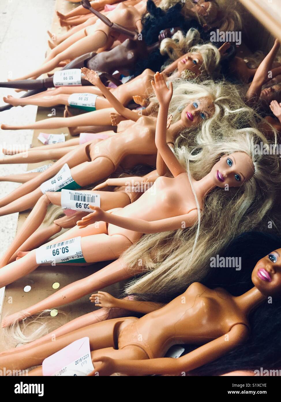 Benutzt und weggeworfen werden Frauen Puppen liegen nackt in einem Stapel  Stockfotografie - Alamy