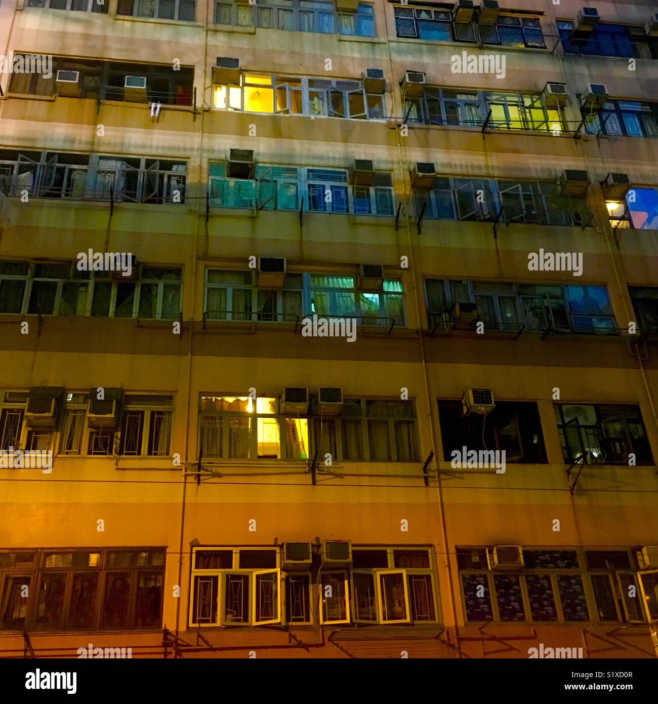 Altes Appartementhaus in der Nacht in Hong Kong Stockfoto