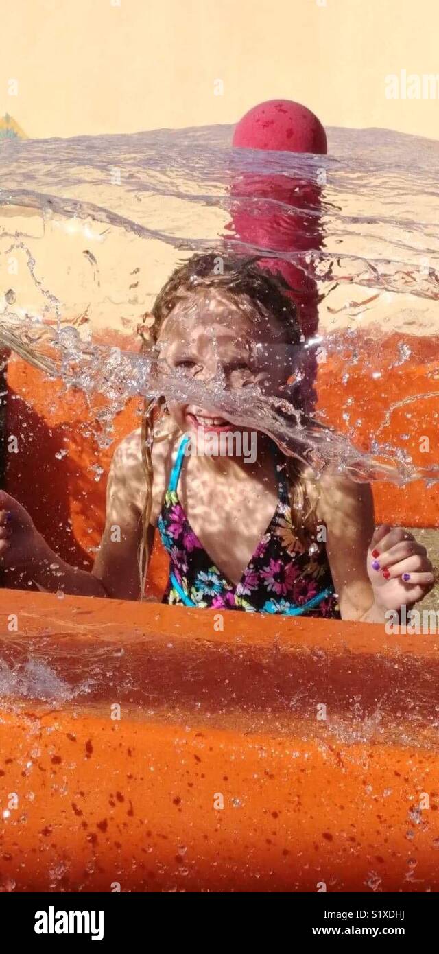 Spaß im Wasser für ein kleines Mädchen Stockfoto