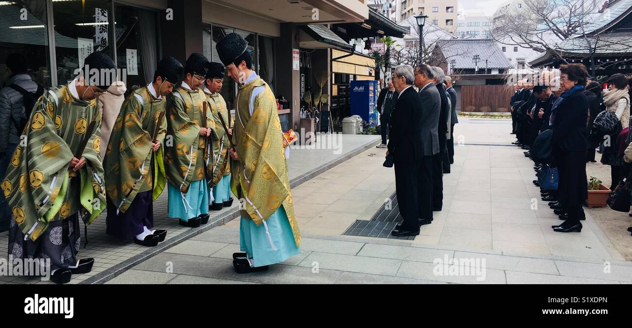 Ein Shinto Zeremonie am Schrein Kushida in Fukuoka, Japan. Stockfoto
