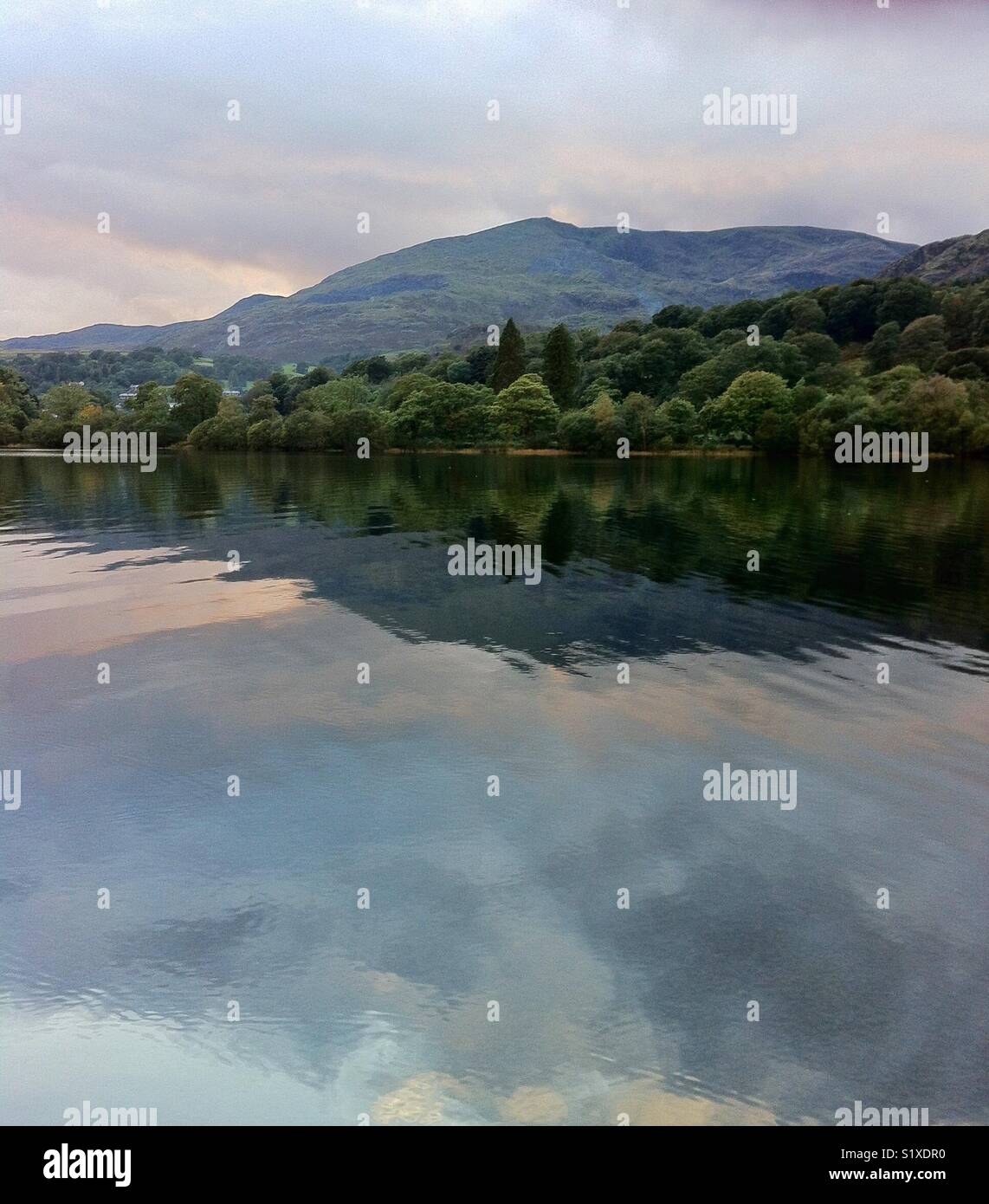 Coniston Water im Lake District im Abendlicht Stockfoto