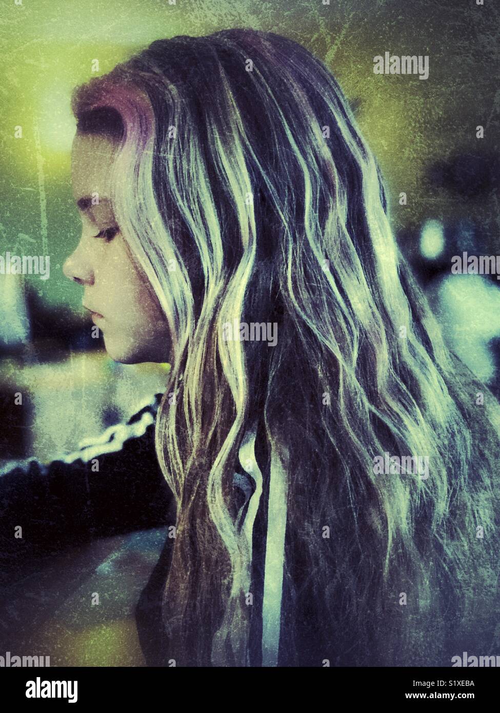 Portrait von Mädchen mit langen gewelltes Haar Seite nach unten schauen. - Smartphone-aufgenommenes Stockfoto