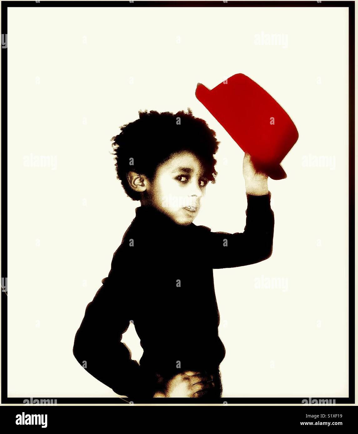 Ein Junge mit einem Red Hat - Smartphone-aufgenommenes Stockfoto